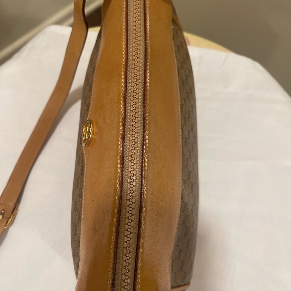 Gucci Vintage 1970’s-1980’s C monogram Call outs are peeling on inside and strap - Picture 7 of 14